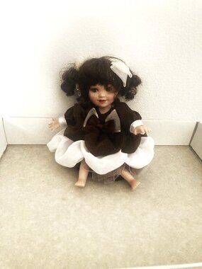 Marie Osmond Porcelain Doll Kisses Hershey's 2008 without the Little shoes 5 in